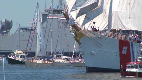 Barcos-Altos-De-La-Guardia-Costera-Entran-En-El-Puerto-De-Norfolk