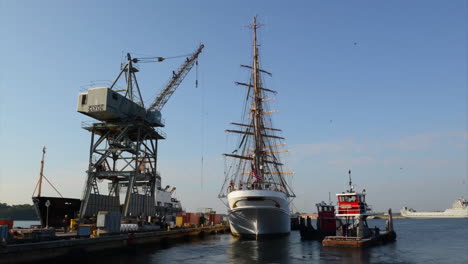 Zeitraffer-Des-Großseglers-Der-Küstenwache,-Der-Den-Hafen-Verlässt-Und-Vom-Bug-Aus-Segelt