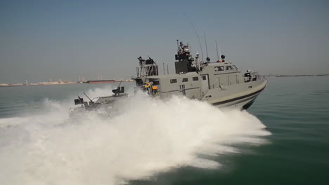 Un-Barco-De-Comando-Costero-Estadounidense-Patrulla-Las-Aguas-De-Bahrein-3