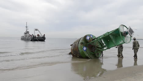 Ein-Lastkahn-Der-Küstenwache-Zieht-Nach-Einem-Sturm-Eine-Boje-Vom-Strand-Beach