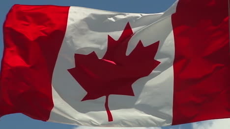 La-Bandera-Canadiense-Contra-El-Cielo-Azul