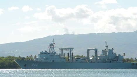 Un-Barco-De-La-Marina-China-Navega-Hacia-El-Puerto