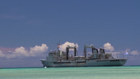 Ein-Kolumbianisches-Marineschiff-Bei-Segel-4
