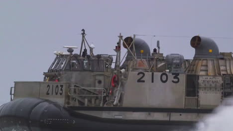 Marinestreitkräfte-Verwenden-Amphibische-Angriffsfahrzeuge-Für-Die-Landung-An-Einem-Strand