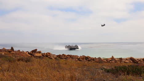 Japanische-Marinesoldaten-Verwenden-Amphibische-Angriffsboote-Für-Die-Landung-An-Einem-Strand