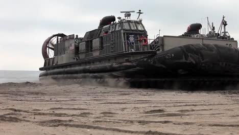 Ein-Amphibisches-Angriffsfahrzeug-Bläst-Sich-Auf-Und-Verlässt-Einen-Strand