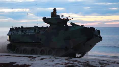Amphibischer-Angriffsfahrzeugpanzer,-Der-Während-Einer-Kriegsübung-An-Einem-Strand-Vorbeifährt