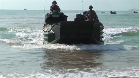 Los-Infantes-De-Marina-Practican-Un-Asalto-De-Desembarco-Anfibio-En-Una-Playa-Durante-Un-Ejercicio-De-Guerra-5