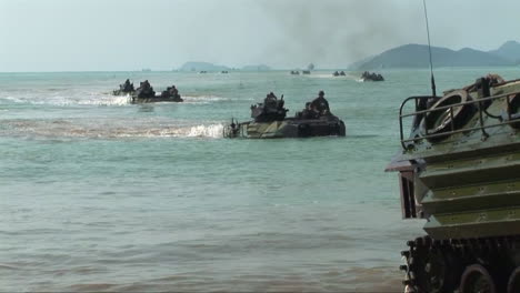 Los-Infantes-De-Marina-Practican-Un-Asalto-De-Desembarco-Anfibio-En-Una-Playa-Durante-Un-Ejercicio-De-Guerra-6