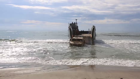 Ein-Amphibisches-Transportschiff-Entlädt-Einen-Humvee