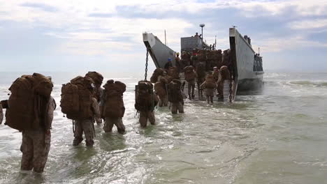 Truppen-Waten-Durch-Die-Wellen-Des-Ozeans,-Um-Ein-Amphibisches-Transportfahrzeug-Zu-Besteigen