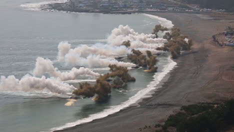 Amerikanische-Und-Koreanische-Marinesoldaten-Führen-Eine-Massive-Amphibische-Invasionsübung-Mit-Sprengstoff-Und-Strandlandungen-Durch-1