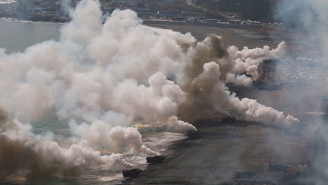 Amerikanische-Und-Koreanische-Marines-Führen-Eine-Massive-Amphibische-Invasionsübung-Mit-Sprengstoff-Und-Strandlandungen-Durch-3