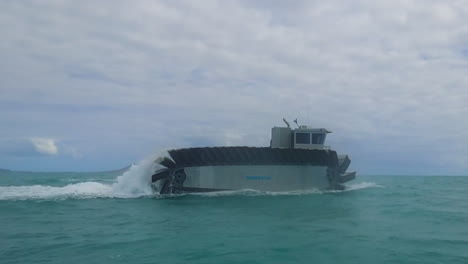 Das-Ultraschwere-Amphibische-Verbindungsboot-Macht-Seinen-Weg-über-Den-Ozean