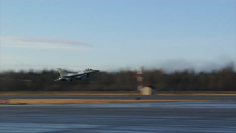 Jet-Flugzeugstart-Auf-Dem-Luftwaffenstützpunkt-Eielson-In-Alaska