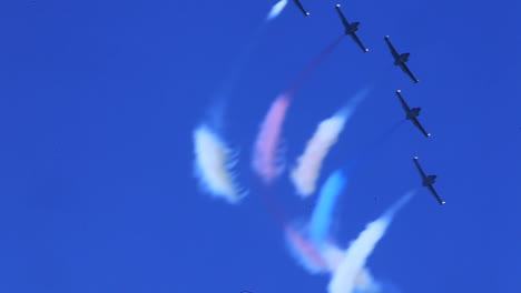 Una-Formación-De-Aviones-A-Reacción-Muestra-Estelas-De-Condensación-Rojas,-Blancas-Y-Azules.