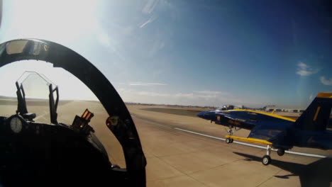 Pov-Tomada-Desde-La-Cabina-De-Los-Jets-Blue-Angels-En-Un-Airshow