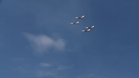 The-Us-Thunderbirds-Perform-At-An-Airshow-2
