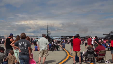 Menschenmassen-Besuchen-Eine-Flugshow-Mit-Überflügen-Des-US-Thunderbirds-Teams