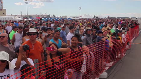 Fans-Sehen-Überflüge-Bei-Einer-Airshow