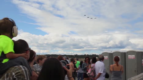 Fans-Sehen-Überflüge-Bei-Einer-Airshow-1