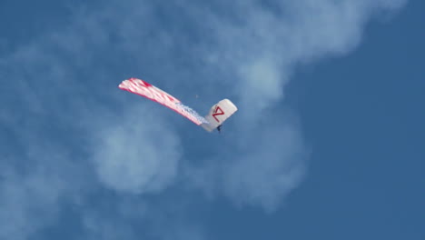 Ein-Fallschirmspringer-Steigt-Unter-Amerikanischer-Flagge-Herab