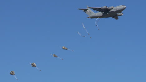 Fallschirmjäger-Springen-Aus-Einem-C17-Globemaster-Flugzeug-über-Einen-Flugplatz