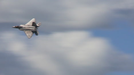 Ein-F15-Kampfjet-Führt-Stunts-Bei-Einer-Airshow-Durch