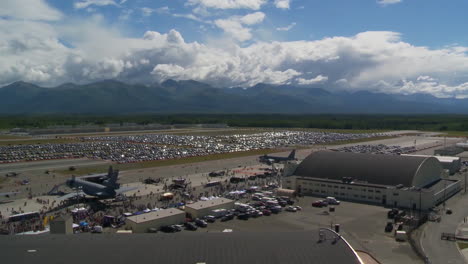 Vista-De-Lapso-De-Tiempo-De-Un-Espectáculo-Aéreo-Desde-Lo-Alto