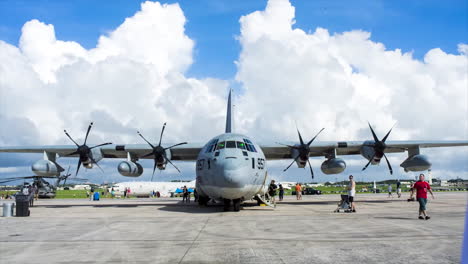 Zeitraffer-Von-Menschenmengen,-Die-An-Einer-Airshow-Teilnehmen