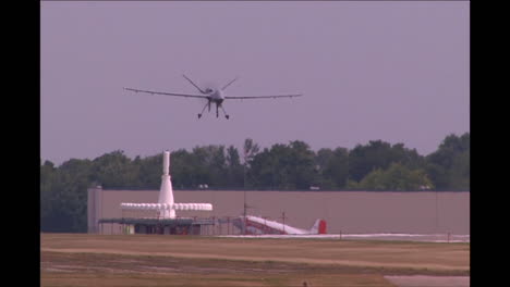 Das-Rq4-Drohnenüberwachungsflugzeug-Landet