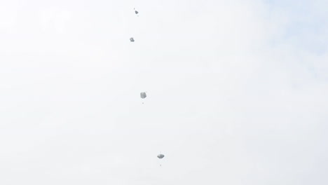 Bodenwinkelansicht-Von-Fallschirmjägern,-Die-Von-Einem-C17-2-.-Zur-Erde-Springen