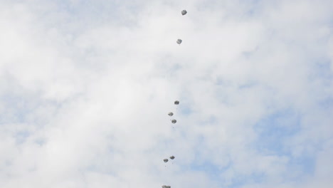 Bodenwinkelansicht-Von-Fallschirmjägern,-Die-Von-Einem-C17-3-.-Zur-Erde-Springen