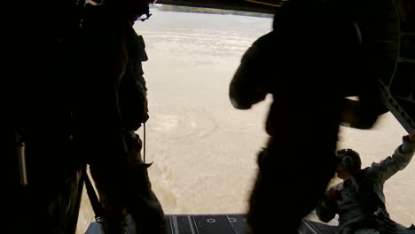 Paratroopers-Jump-From-A-Low-Flying-Helicopter-Into-A-Río-1