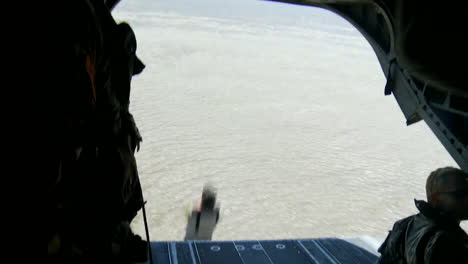 Los-Paracaidistas-Saltan-De-Un-Helicóptero-Que-Vuela-Bajo-A-Un-Río-2