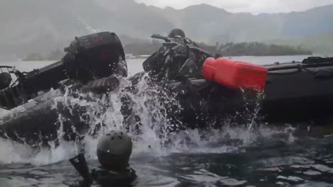 Navy-Seals-Trainieren-Auf-Gummi-Zodiac-Wasserfahrzeugen,-Während-Ein-Hubschrauber-Ein-Helicasting-Manöver-Durchführt-1