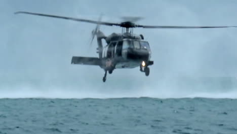Fallschirmjäger-Springen-Von-Einem-Tieffliegenden-Hubschrauber-In-Eine-Meeresbucht