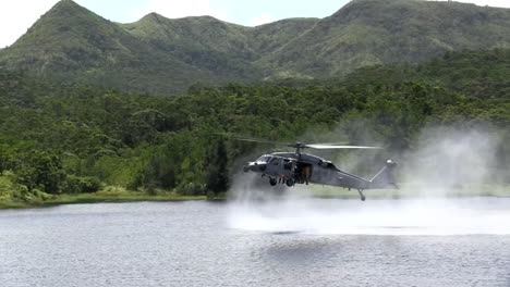 Fallschirmjäger-Springen-Von-Einem-Tieffliegenden-Hubschrauber-In-Einen-See