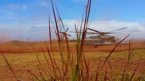 Der-Sikorsky-Ch53-Helikopter-In-Aktion-Beim-Abheben-Von-Einem-Feld