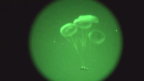 Nachtsichtaufnahmen-Von-Fallschirmabwürfen