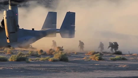 Wir-Marines-Besteigen-Einen-Fischadler-Hubschrauber-In-Der-Wüste-Und-Er-Hebt-Ab