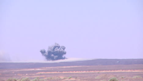 Los-Marines-Estadounidenses-Y-Los-Soldados-Jordanos-Participan-En-Ataques-Simulados-Y-Bombardeos-En-El-Desierto-Del-Medio-Oriente.