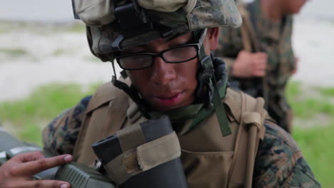 Marinesoldaten-Und-Armeesoldaten-Lernen,-Schulterwaffen-Abzufeuern-1