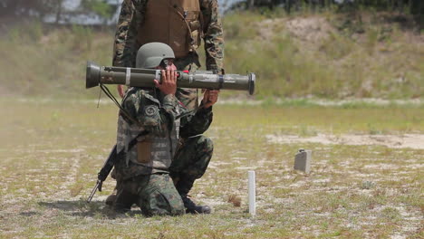 Marinesoldaten-Und-Armeesoldaten-Lernen,-Schulterwaffen-Abzufeuern-2