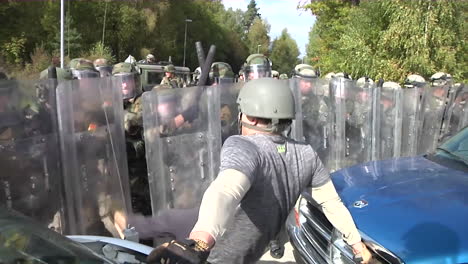 Randalierer-Und-Demonstranten-Treffen-Während-Einer-Scheindemonstration-Auf-Polizeitruppen-Und-Tränengas-1