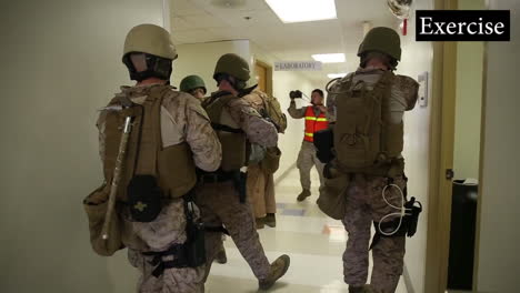 Las-Tropas-Estadounidenses-Practican-Para-Un-Incidente-De-Tiroteo-Masivo-En-Una-Escuela-O-Campus-Universitario-8