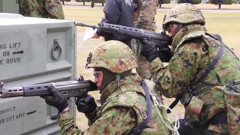 Un-Equipo-Swat-Marino-Realiza-Una-Misión-De-Rescate-De-Rehenes-Simulada-1