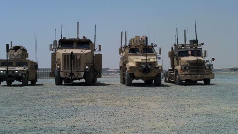 Los-Vehículos-Militares-Se-Muestran-En-El-Desierto-De-Irak.