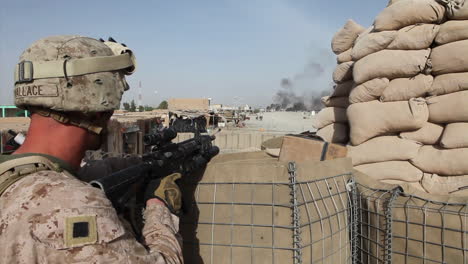 Ein-Amerikanischer-Soldat-Blickt-Von-Einem-Außenposten-Auf-Den-Vom-Krieg-Zerrissenen-Irak