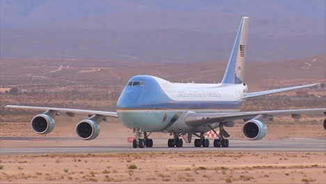 Air-Force-One-Taxis-En-Una-Pista-Del-Desierto